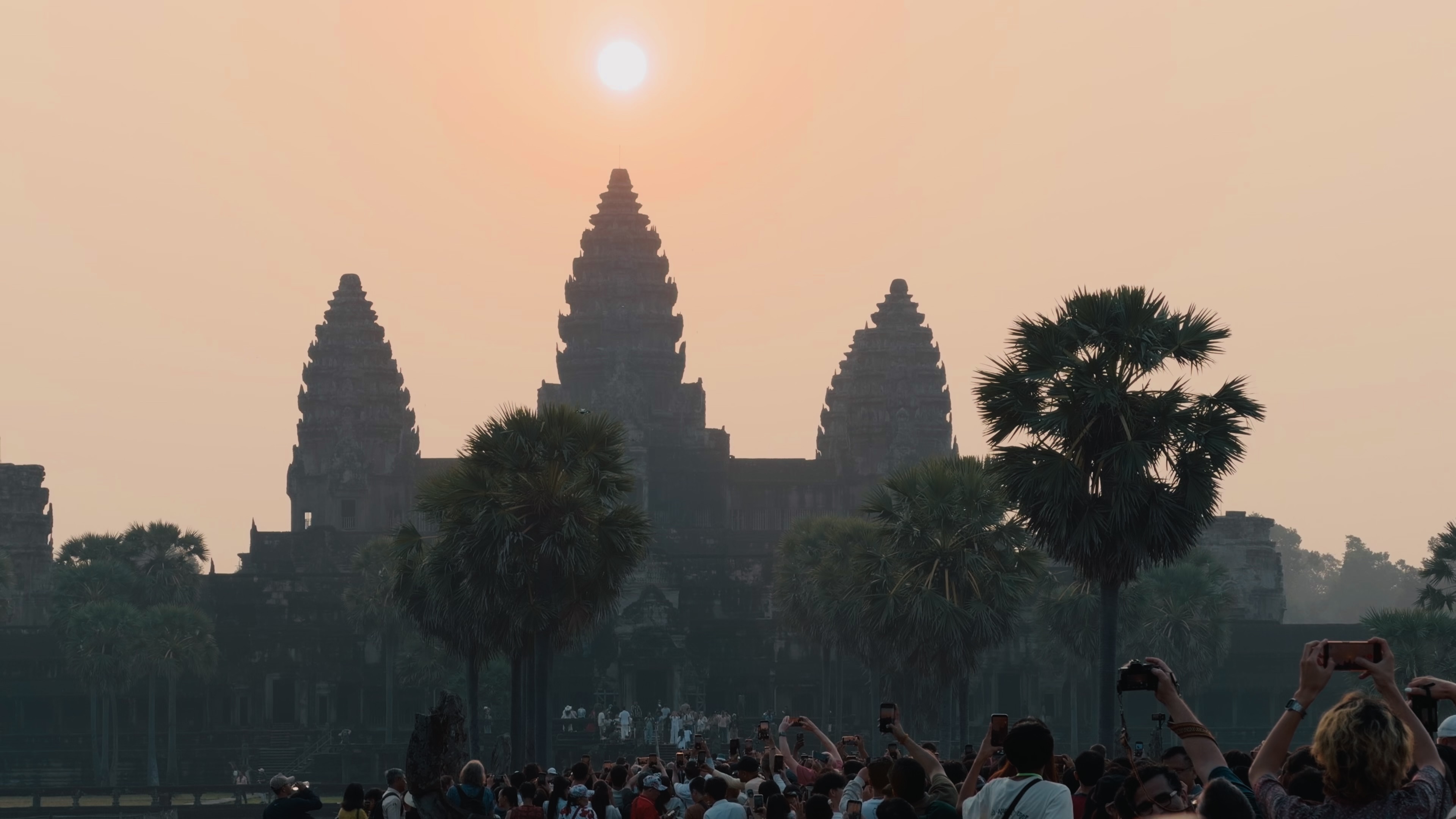 吴哥窟日出与人群