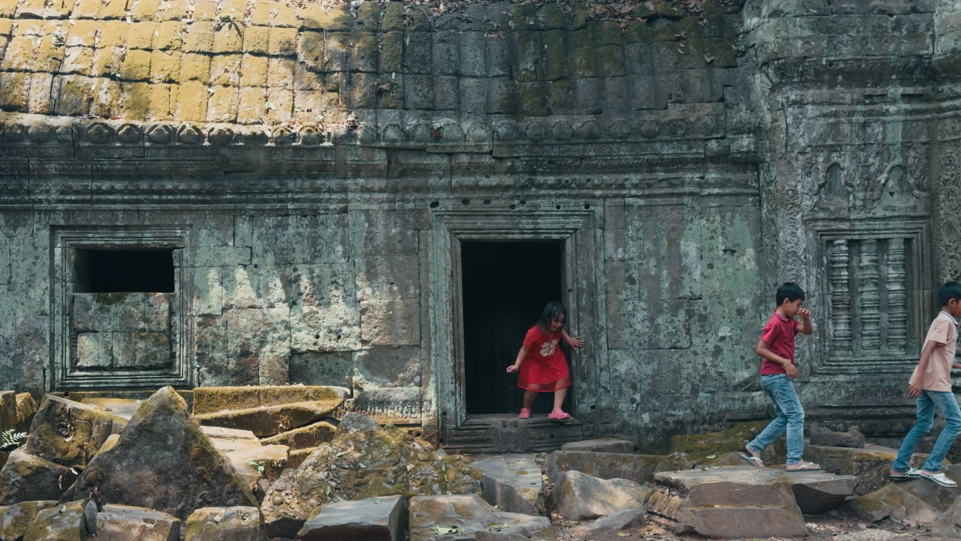 废墟旁玩耍的孩子