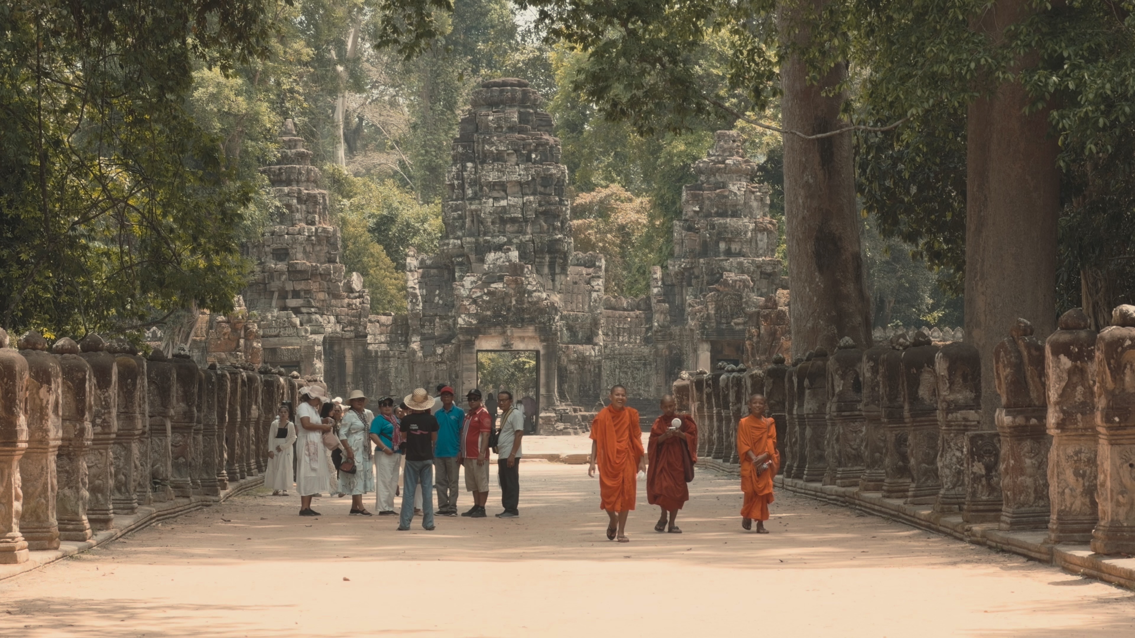 吴哥城桥上的僧侣